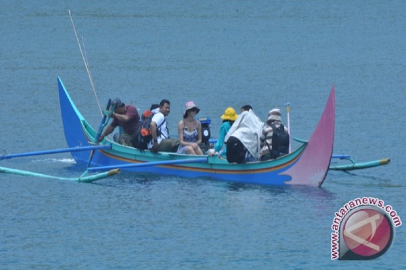 Ruas jalan menuju objek wisata Kiluan diperbaiki