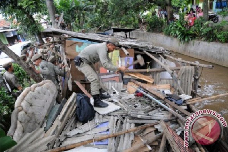 Penertiban Bangunan Liar Pinggir Sungai - ANTARA News