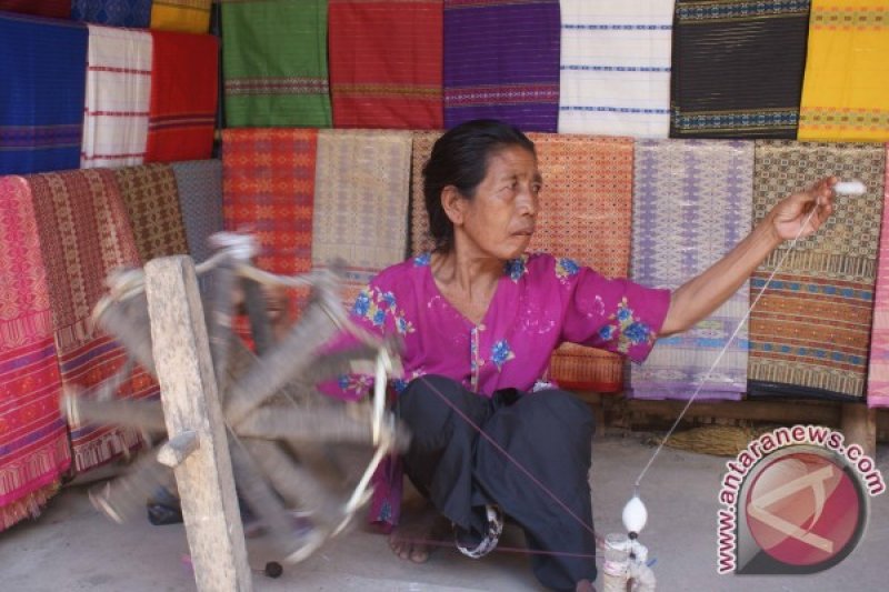 Perempuan Sasak sedang menenun di Desa Sade, Lombok Tengah