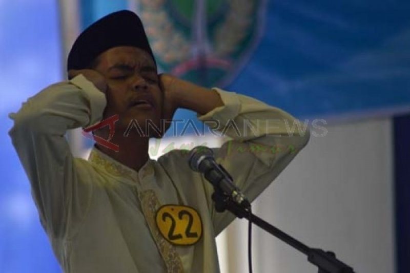 Dalil dan hukum mengadzani bayi baru lahir menurut para ulama
