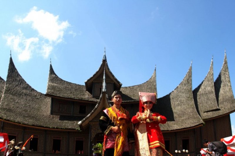 Kenali penghulu dan bunda kandung, pakaian adat Sumatera Barat