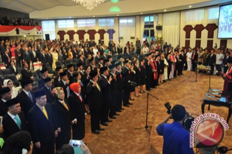 45 anggota DPRD Sulut 2014-2019 dilantik