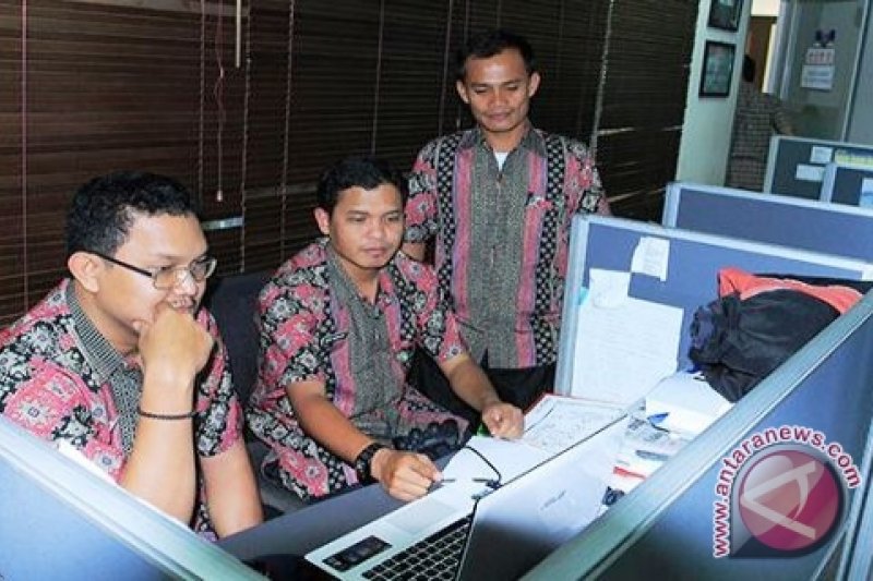 DPRD : Masyarakat perlu gunakan pakaian batik