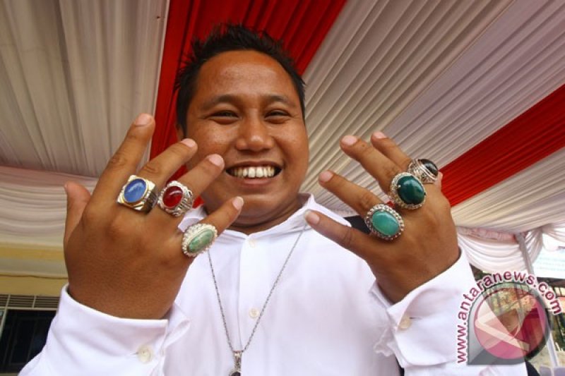 Narji hibur anak-anak korban tsunami Selat Sunda