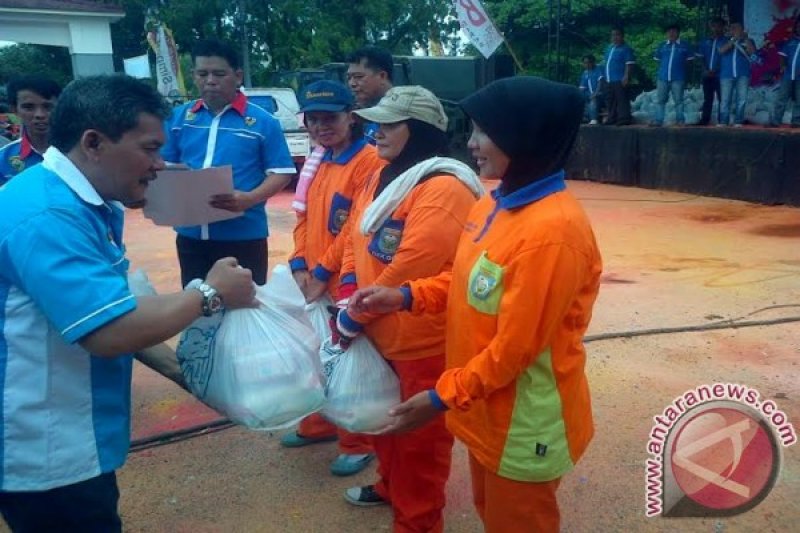 Petugas kebersihan terima sembako gratis