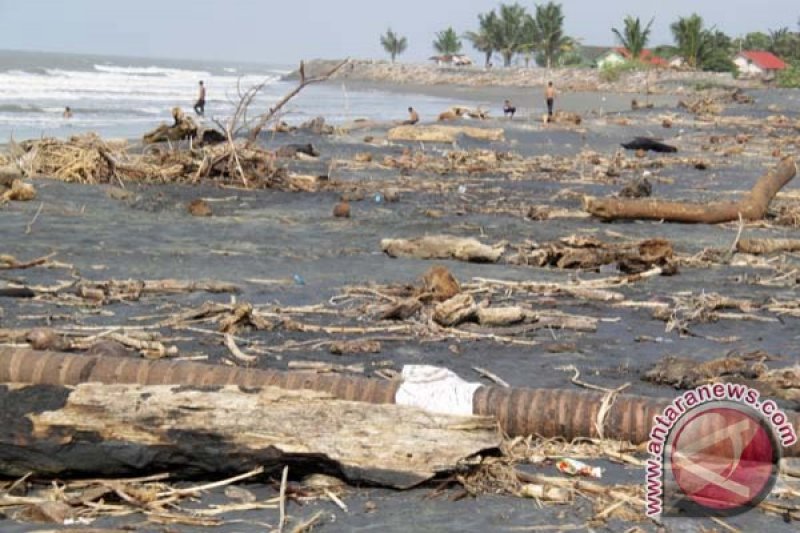 Pantai Tercemar Sampah Banjir - ANTARA News