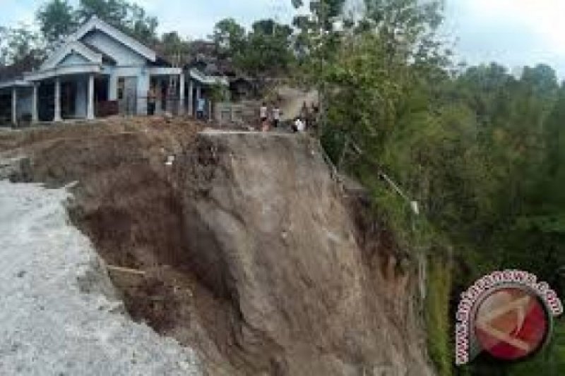 Talud Ambrol, Gedung MI Terancam Longsor