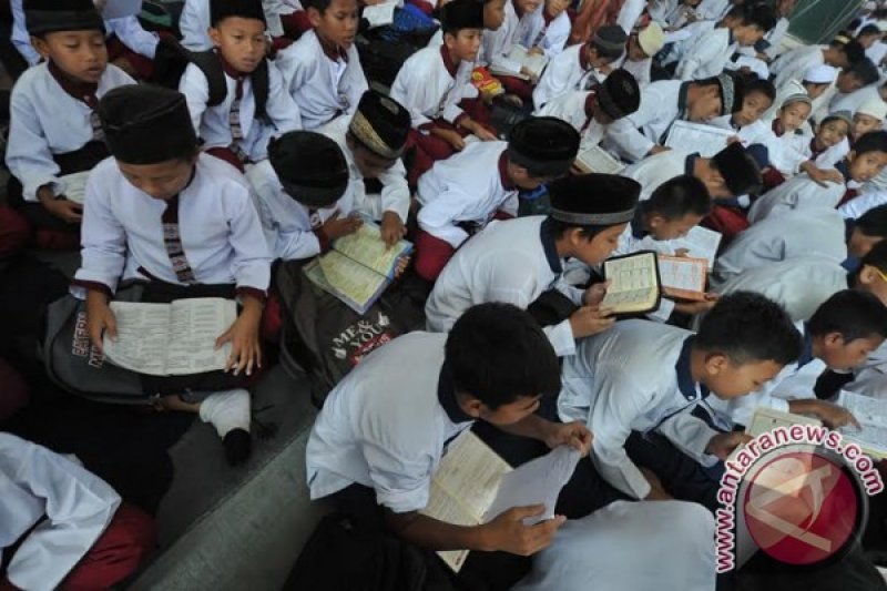 Ribuan pelajar Palembang khataman Al Quran berjamaah