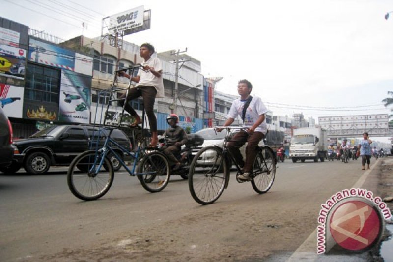 Jalur khusus sepeda di Bandarlampung disemprot disinfektan