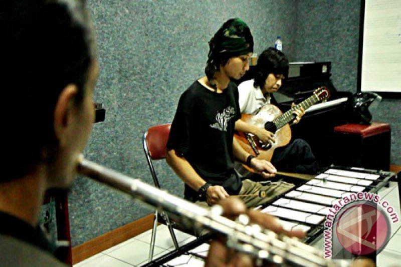 Unpas Kembangkan Gamelan Unik Berbahan Keramik
