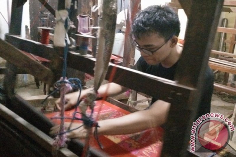 Penenun songket muda yang kian langka