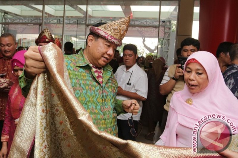 Menkop ajak masyarakat cintai produk dalam negeri
