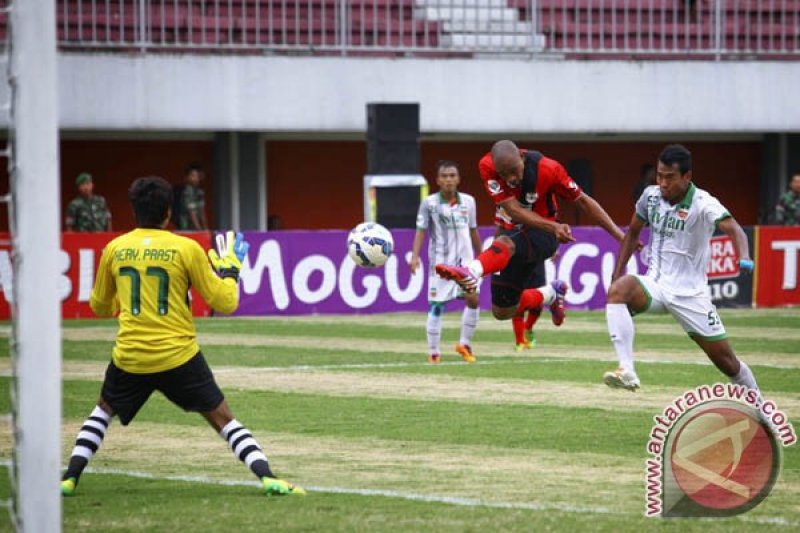 Persipura gulung Surabaya United