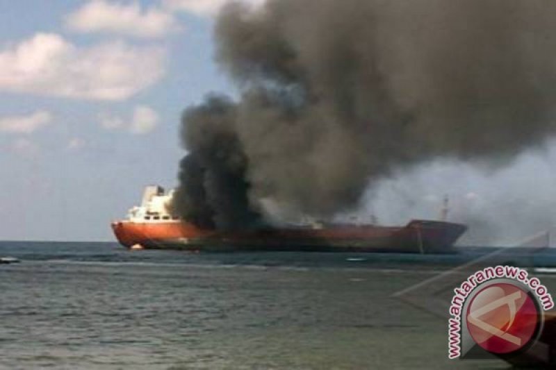 Kapal tanker terbakar di Batam, tujuh pekerja jadi korban 
