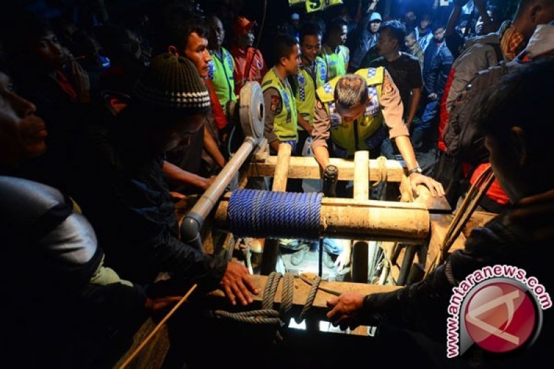 Dua penambang pasir tewas akibat tertimbun longsor, satu kritis