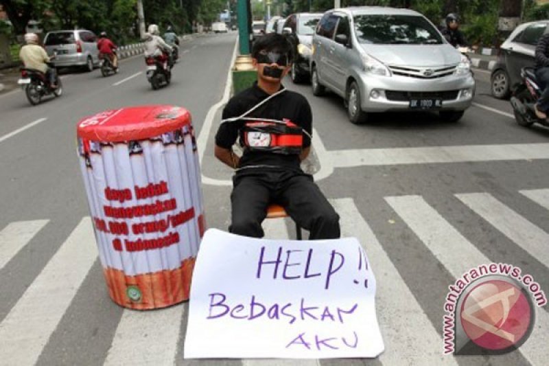 Siarkan iklan bahaya merokok di televisi