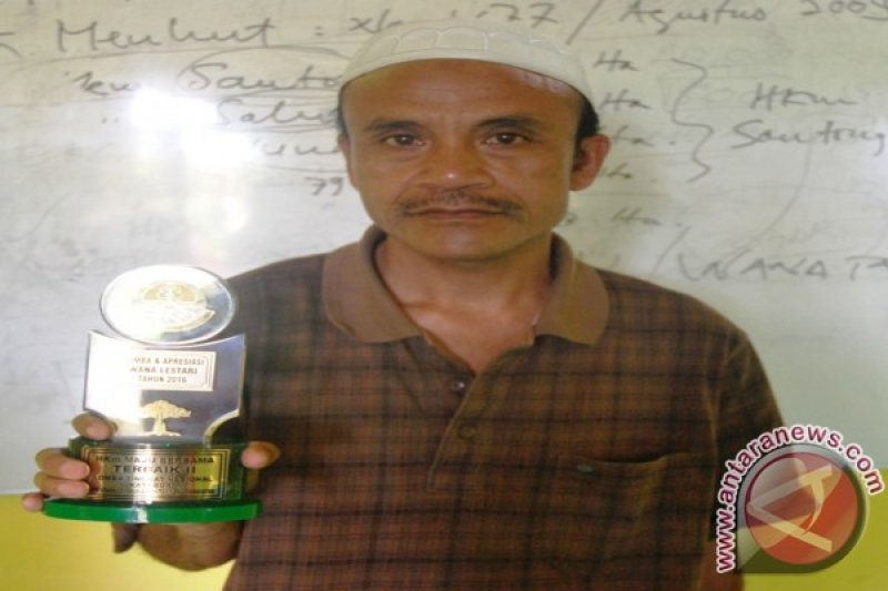Puluhan Petani HKm Santong Menunggu Diberangkatkan Haji
