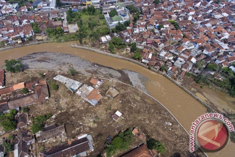 Fotografer Solo Donasikan Karyanya untuk Korban Banjir Garut
