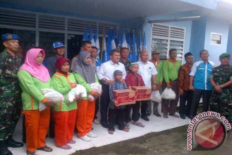 KNPI bagikan sembako kepada petugas kebersihan Baturaja