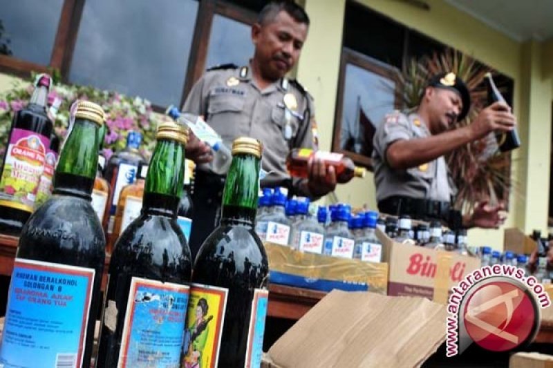 Ratusan kantong minuman keras oplosan diamankan polisi