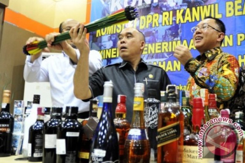 Bea Cukai Musnahkan Delapan Juta Batang Rokok
