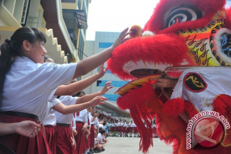 Pertunjukan Barongsai di Sekolah