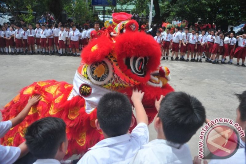 Pertunjukan Barongsai di Sekolah