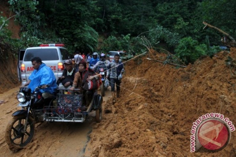 Longsor timpa tiga mobil di Koto Alam Limapuluh Kota, lalu lintas Sumbar-Riau putus