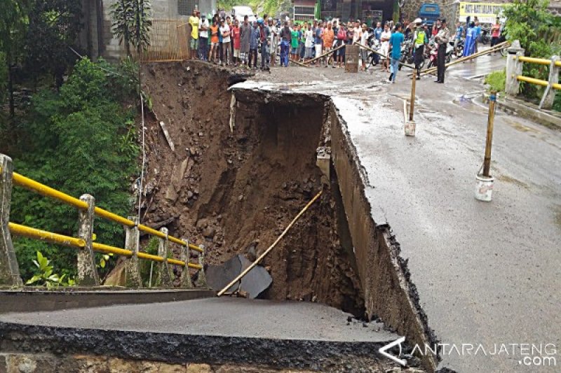 Tim Kecil Periksa Jembatan Ambrol di Boyolali