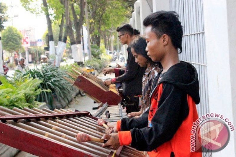 Satpol PP DIY menertibkan pengamen angklung