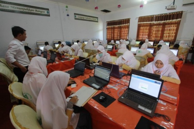 Penjabat Bupati Kulon Progo pantau pelaksanaan UNBK 2017