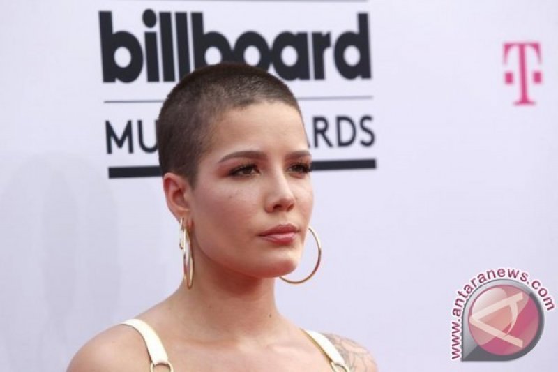 halsey-bagikan-kabar-kondisi-kesehatannya-yang-baru-jalani-kemoterapi