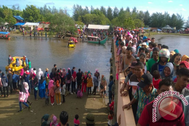 Pengunjung Pantai Sumedang Pesisir Selatan Membludak