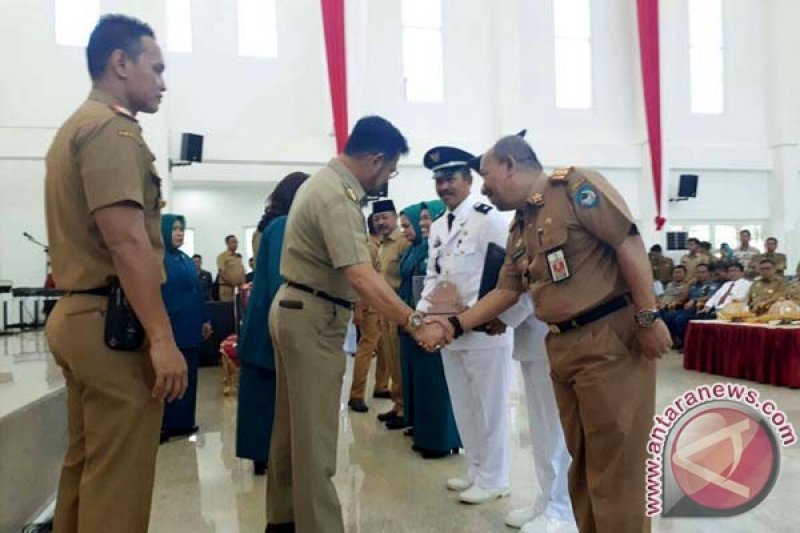 Gubernur Serahkan Penghargaan Lomba Desa Dan Kelurahan