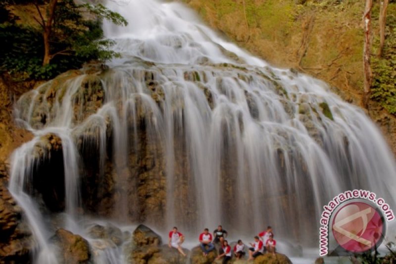 WISATA ALAM AIR TERJUN LAPOPU