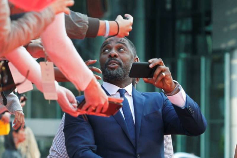 Aktor Inggris Idris Elba memicu spekukasi bahwa mungkin dia terpilih sebaga...