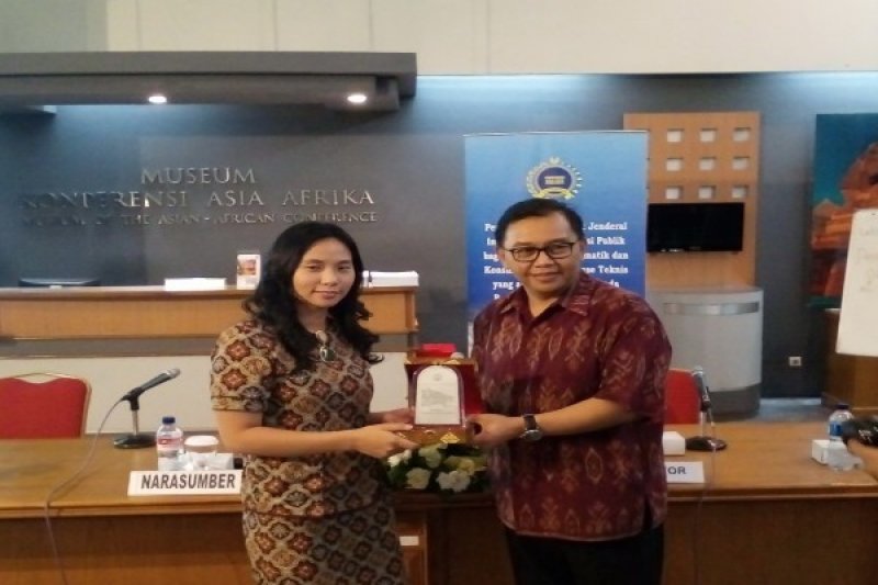 Livi Zheng Bekali Diplomat RI