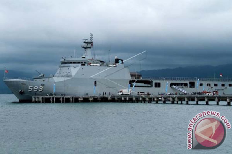 Warga Mamuju Serbu KRI Banda Aceh