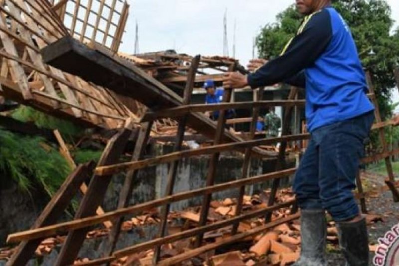 Akibat Cuaca Ekstrim, Tiga Rumah Di Bengkalis Porak Poranda