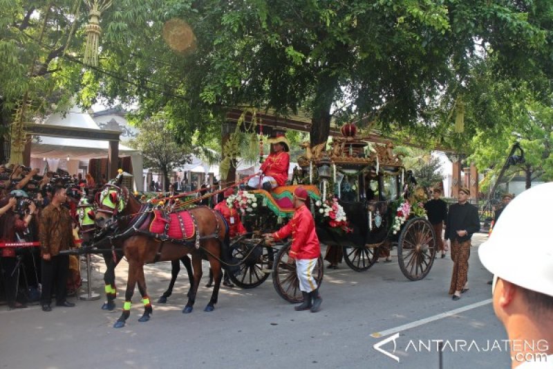 Delapan Kereta Antar Mempelai pada Resepsi Malam