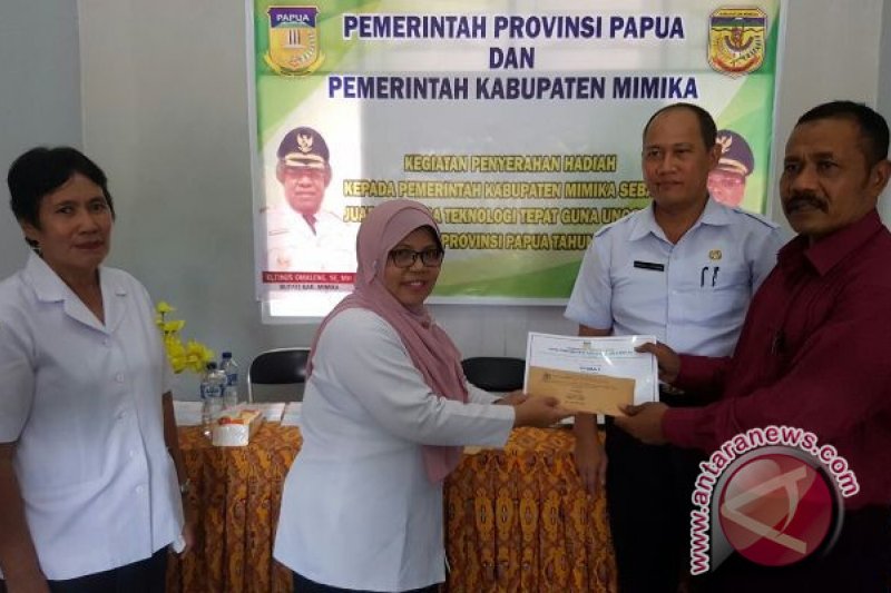 BPMK Papua serahkan hadiah juara I Lomba TTG