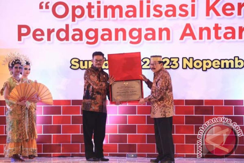 Syahrul Beri Gelar Kehormatan Untuk Gubernur Jatim