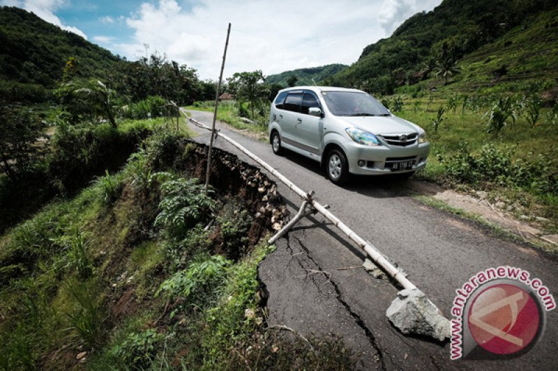 Jalan longsor di Desa Kedungmiri