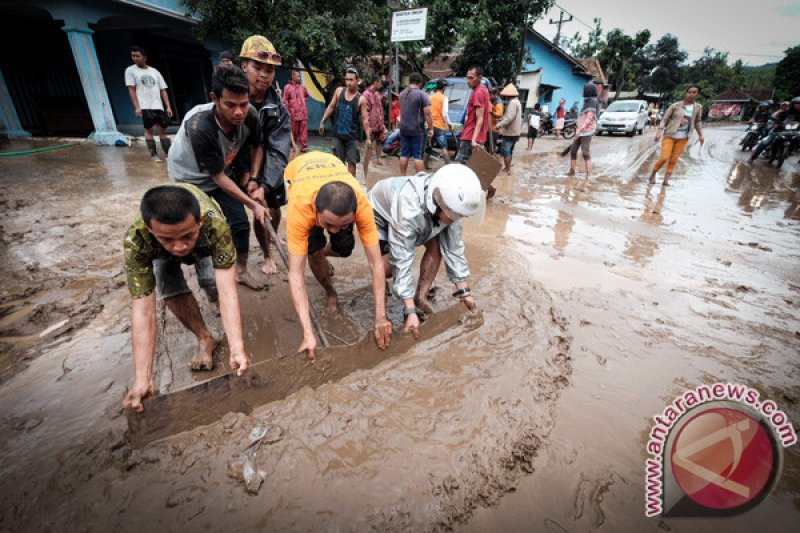 Gotong royong pasca banjir