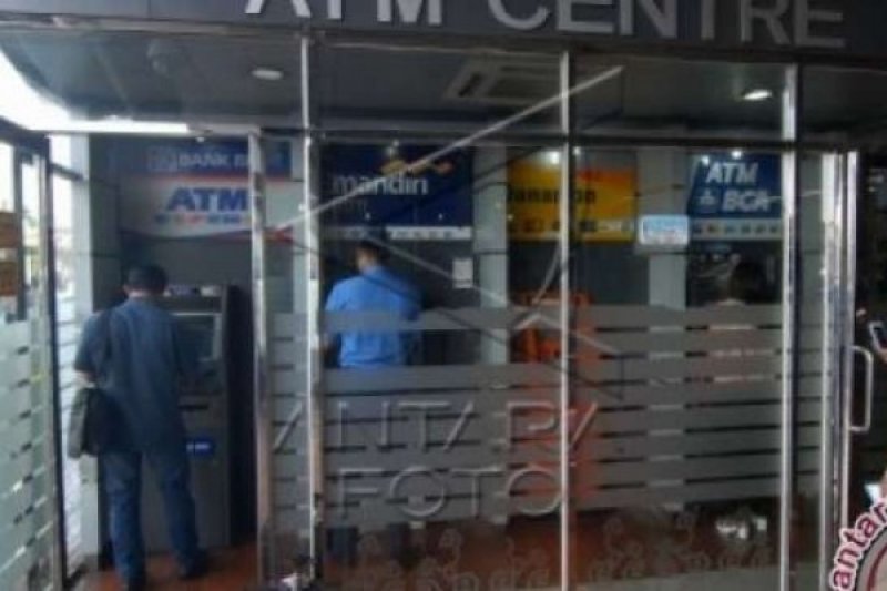 Tiga terduga penipu bermodus ganjal ATM ditangkap polisi