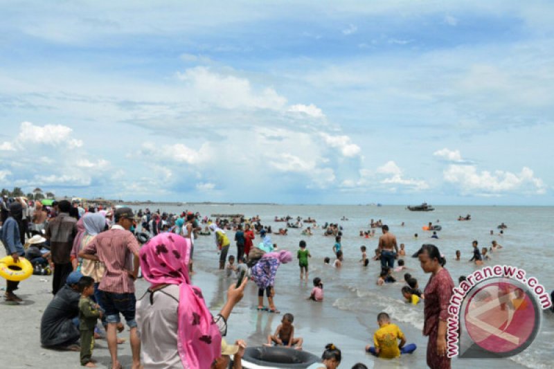 Pantai Kerang Mas Lampung Timur Dipadati Pengunjung Antara