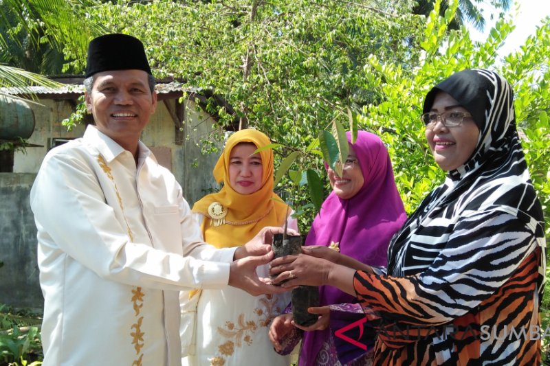 Kerukunan tani Pariaman bagikan 1.200 bibit tanaman buah dan sayuran