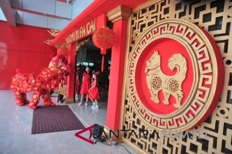 Barongsai berintegrasi dengan pengunjung restoran