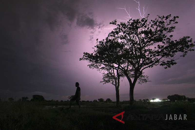 Hujan disertai kilat berpotensi terjadi di Lampung