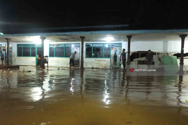 Santri Ponpes Ar Rosyid Bangsalsari Jember Mengungsi Akibat Santri Ponpes Ar Rosyid Bangsalsari Jember Mengungsi Akibat